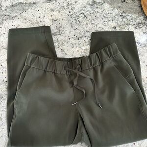 Lululemon Athletica On The Fly Crop / 7/8 Pant in Olive Green Size 8
